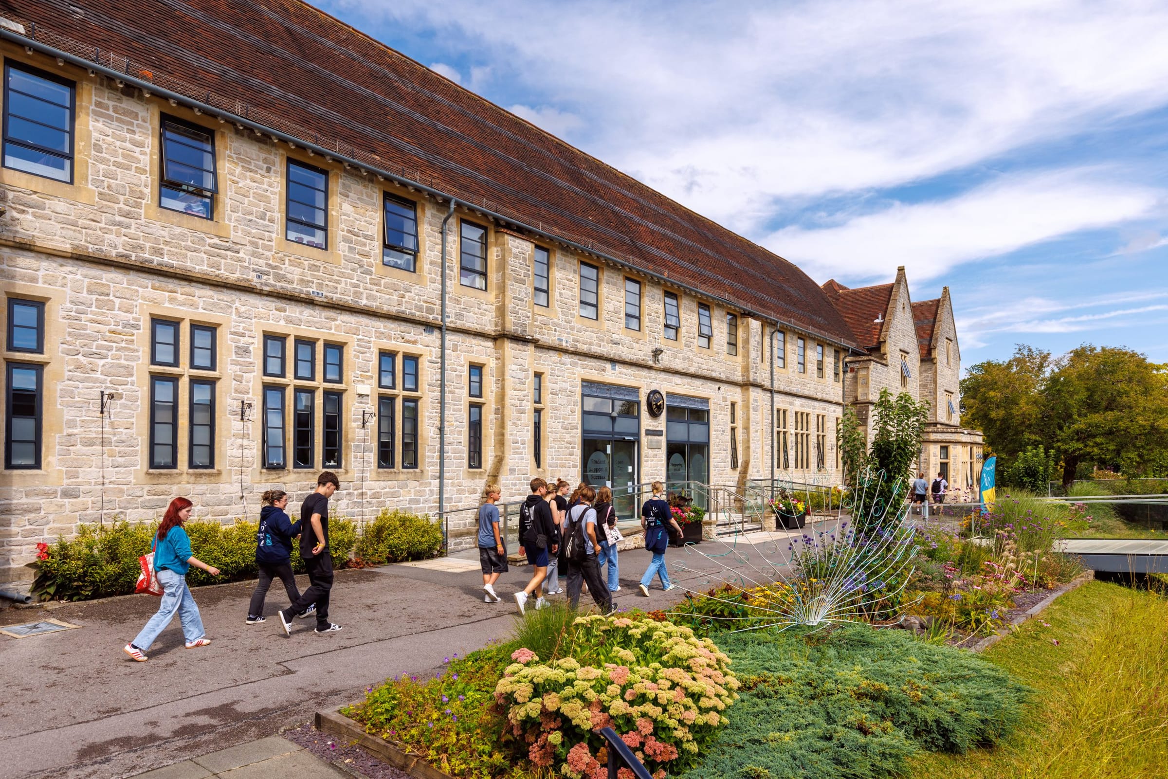 Students arriving on an English campus